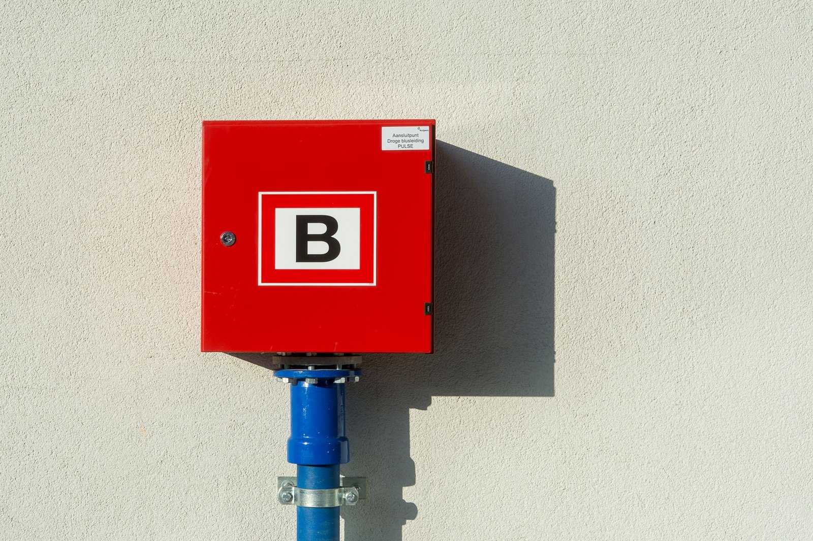 Bezpieczeństwo elektryczne w domu podczas kryzysu – praktyczny poradnik